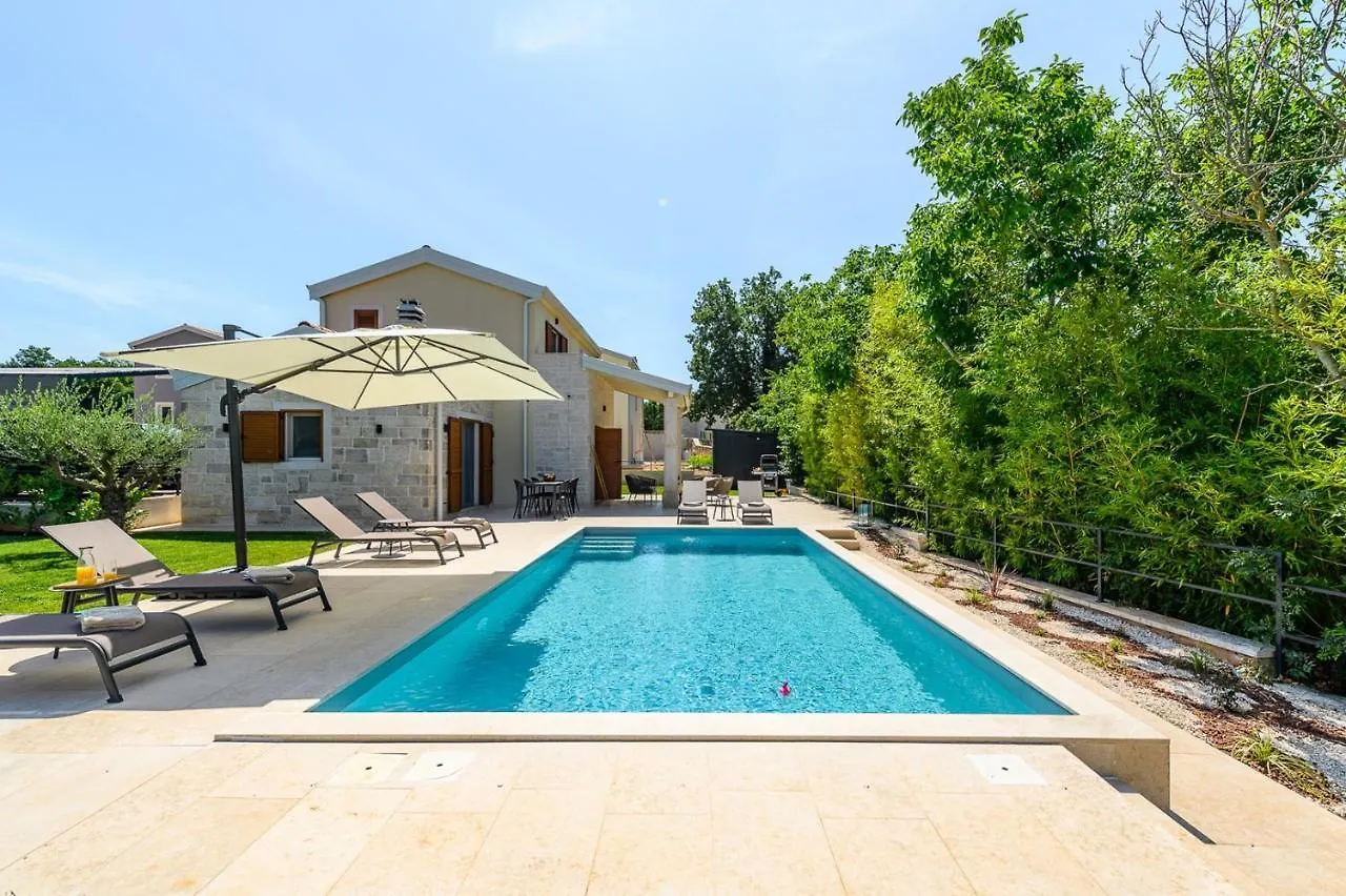 Villa Alloro Muntrilj With Pool